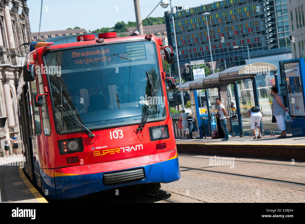 Un tram nella città di Sheffield, South Yorkshire England Regno Unito Foto Stock