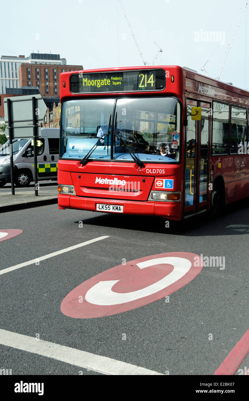 Bassa decker bus entrando congestion charge zone, Old Street rotonda, London Borough di Islington, Engand REGNO UNITO Foto Stock