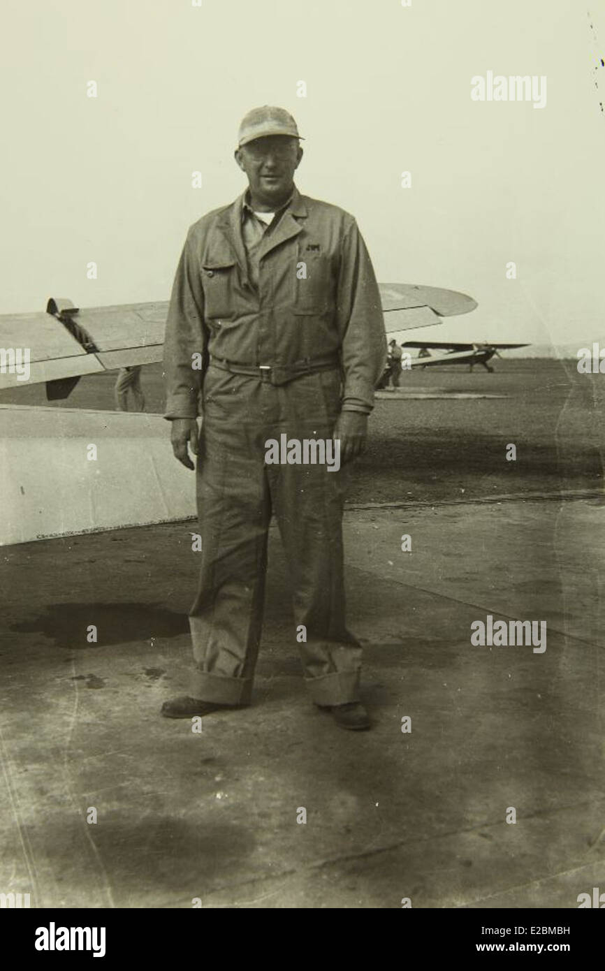 Questa immagine raffigura Jim Snyder, una figura influente nell'aviazione, con i suoi contributi all'aeronautica e allo sviluppo del volo documentati dal San Diego Air and Space Museum (SDASM). Foto Stock