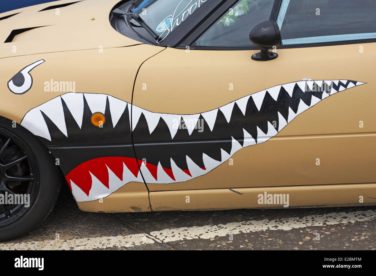 Denti sul lato della vettura a Bournemouth ruote Festival di Maggio Foto Stock