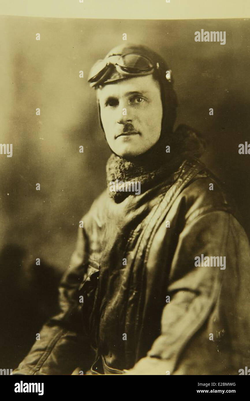 Un ritratto del generale Carl Spaatz, uno dei pionieri dell'aviazione degli Stati Uniti, esposto al San Diego Air and Space Museum. Spaatz fu una figura chiave nelle forze aeree dell'esercito degli Stati Uniti durante la seconda guerra mondiale e contribuì a plasmare lo sviluppo dell'aviazione militare moderna. Foto Stock