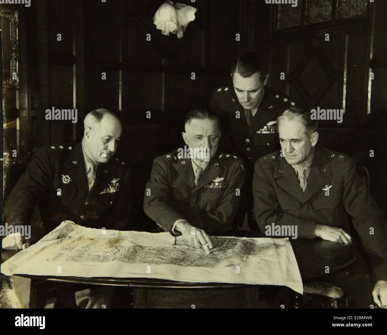 Carl Spaatz è stato un ufficiale dell'aeronautica statunitense di spicco e una delle figure chiave nella seconda guerra mondiale. Questa collezione fotografica del San Diego Air and Space Museum mette in evidenza il suo contributo all'aviazione militare e allo sviluppo dell'energia aerea durante la guerra. Foto Stock