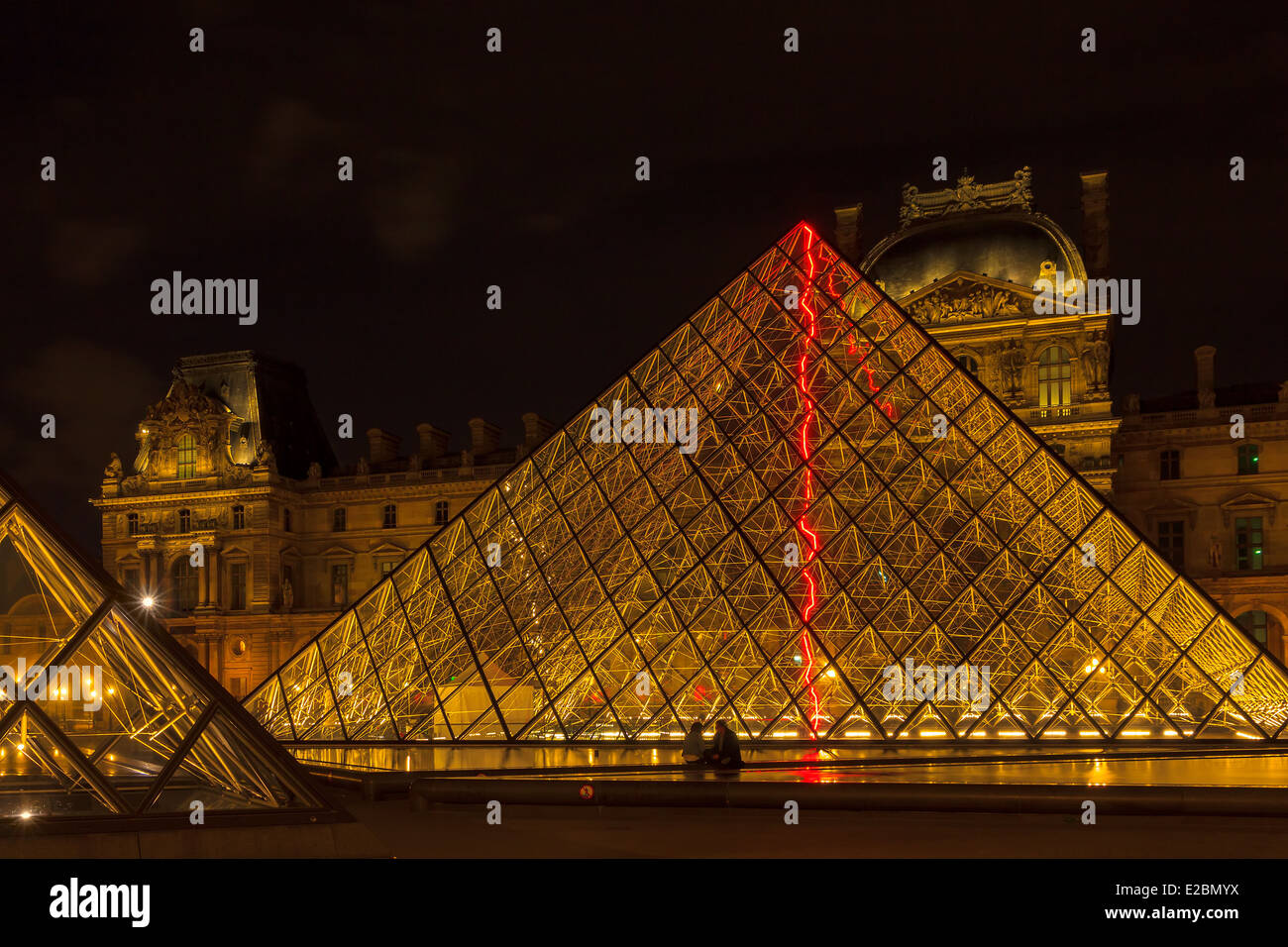 Parigi - 9 maggio: il museo del Louvre (Musee du Louvre e la Piramide a Parigi presso l'illuminazione notturna il 9 maggio 2014. Louvre è Foto Stock