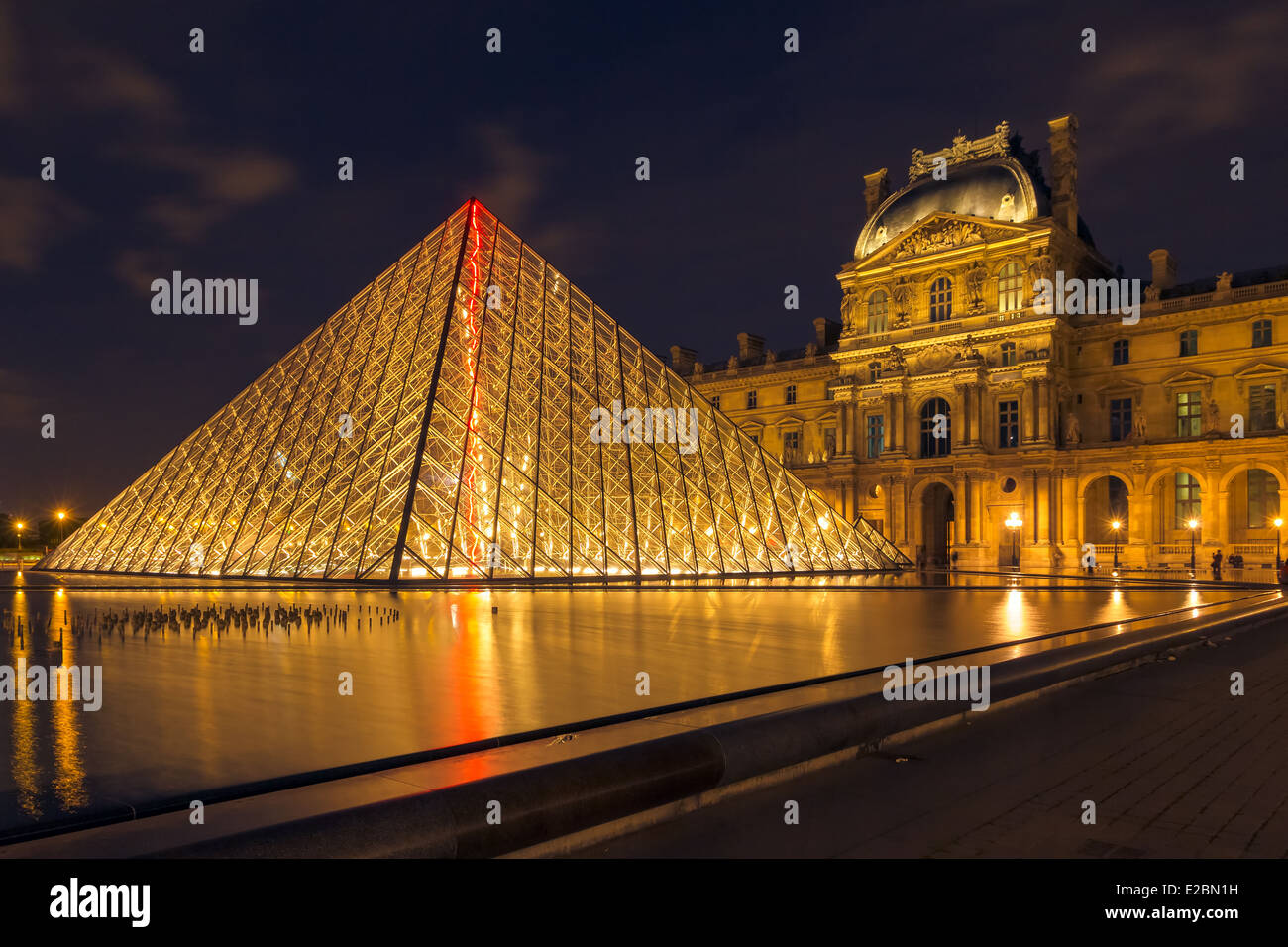Parigi - 9 maggio: il museo del Louvre (Musee du Louvre e la Piramide a Parigi presso l'illuminazione notturna il 9 maggio 2014. Louvre è Foto Stock