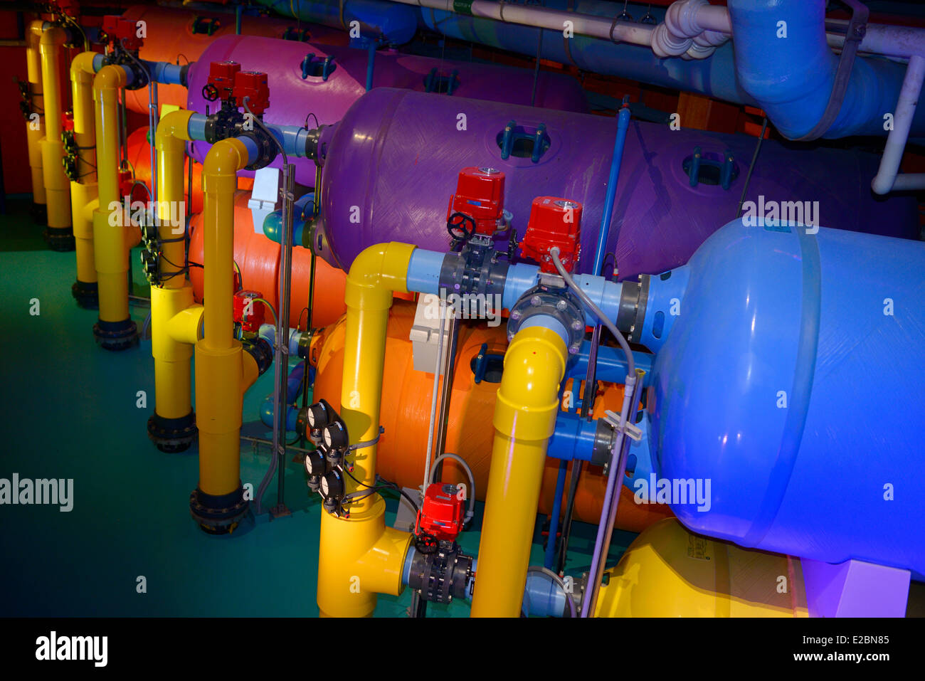Grande e colorata di filtrazione acqua serbatoi e tubi a Ripley's acquario Toronto Foto Stock