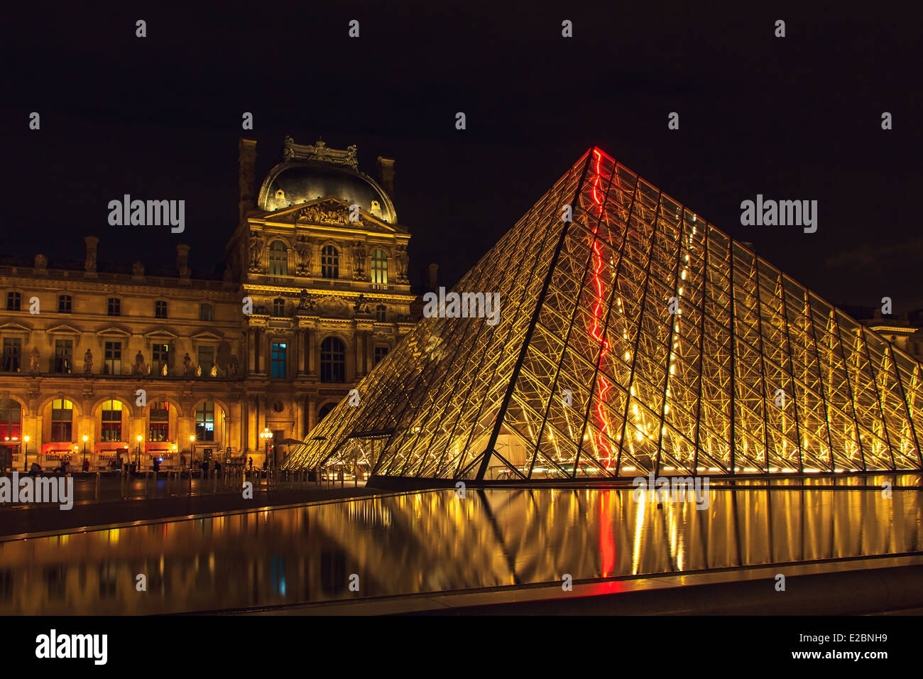 Parigi - 9 maggio: il museo del Louvre (Musee du Louvre e la Piramide a Parigi presso l'illuminazione notturna il 9 maggio 2014. Louvre è Foto Stock