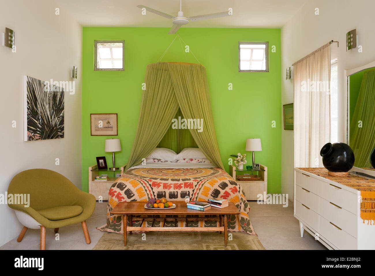 Colore verde brillante camera da letto in Baja home inglese di interior designer Jenny Armit Foto Stock