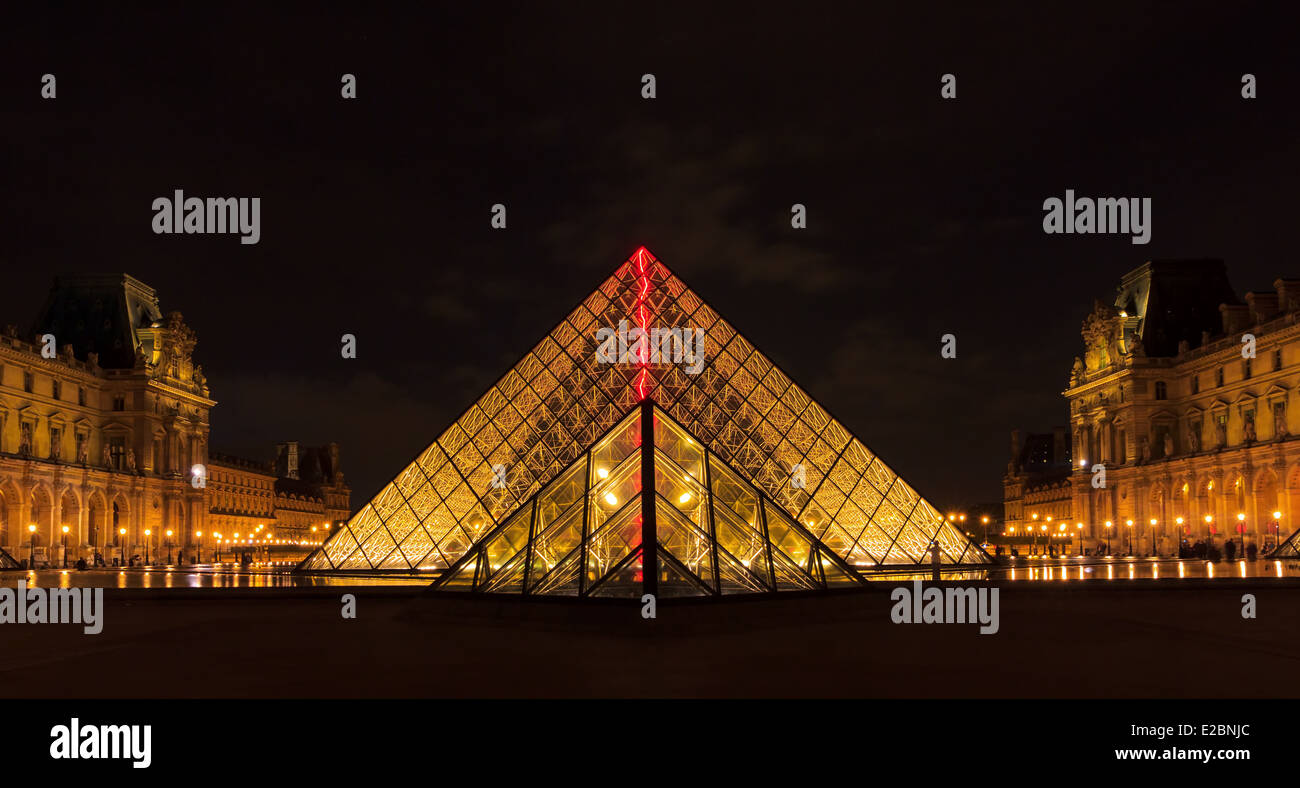 Parigi - 9 maggio: il museo del Louvre (Musee du Louvre e la Piramide a Parigi presso l'illuminazione notturna il 9 maggio 2014. Louvre è Foto Stock