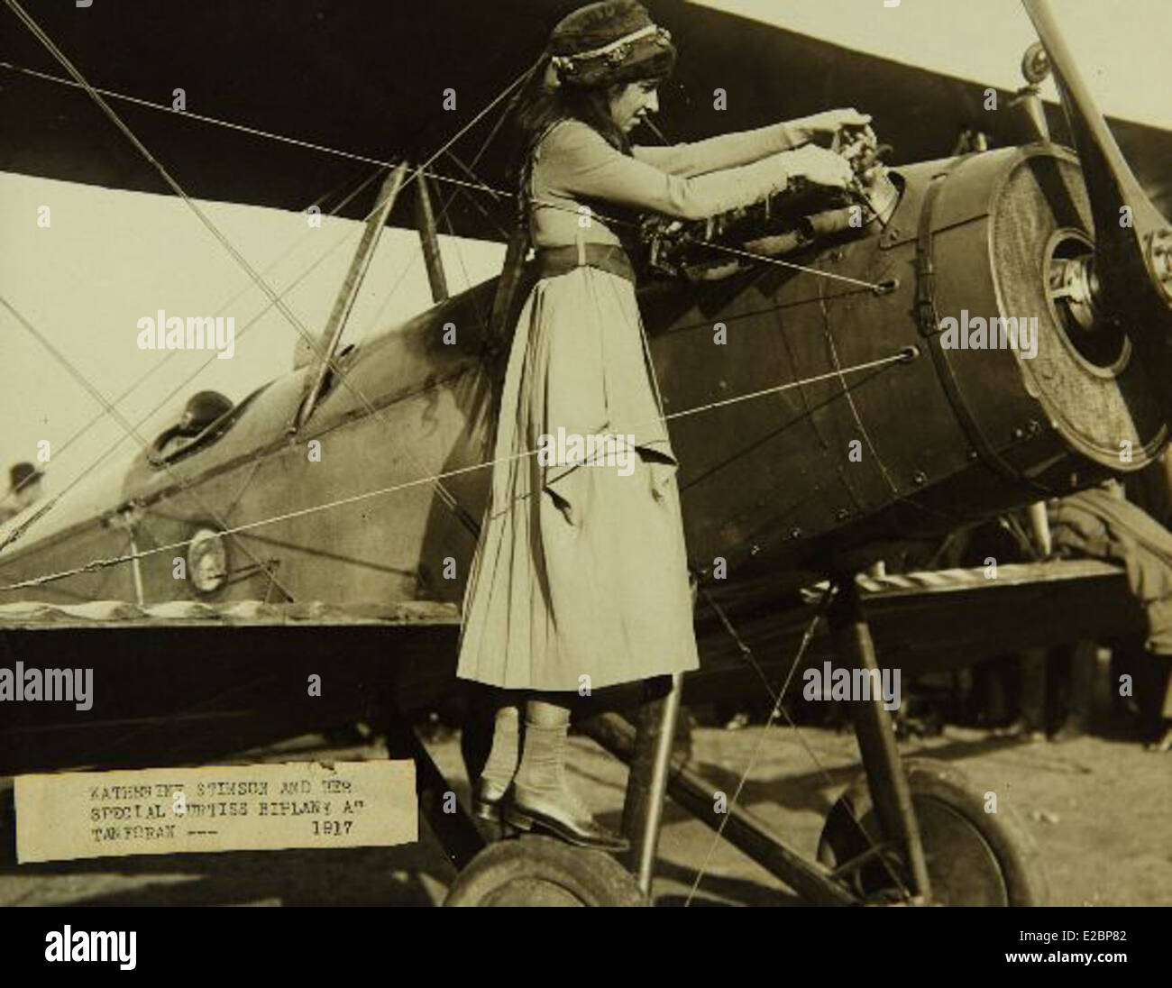 Katherine Stinson, un'aviatrice donna pionieristica, diede un contributo significativo all'aviazione precoce. Il suo aereo biplano fa parte della collezione SDASM, evidenziando la sua eredità nella storia dell'aviazione. Foto Stock