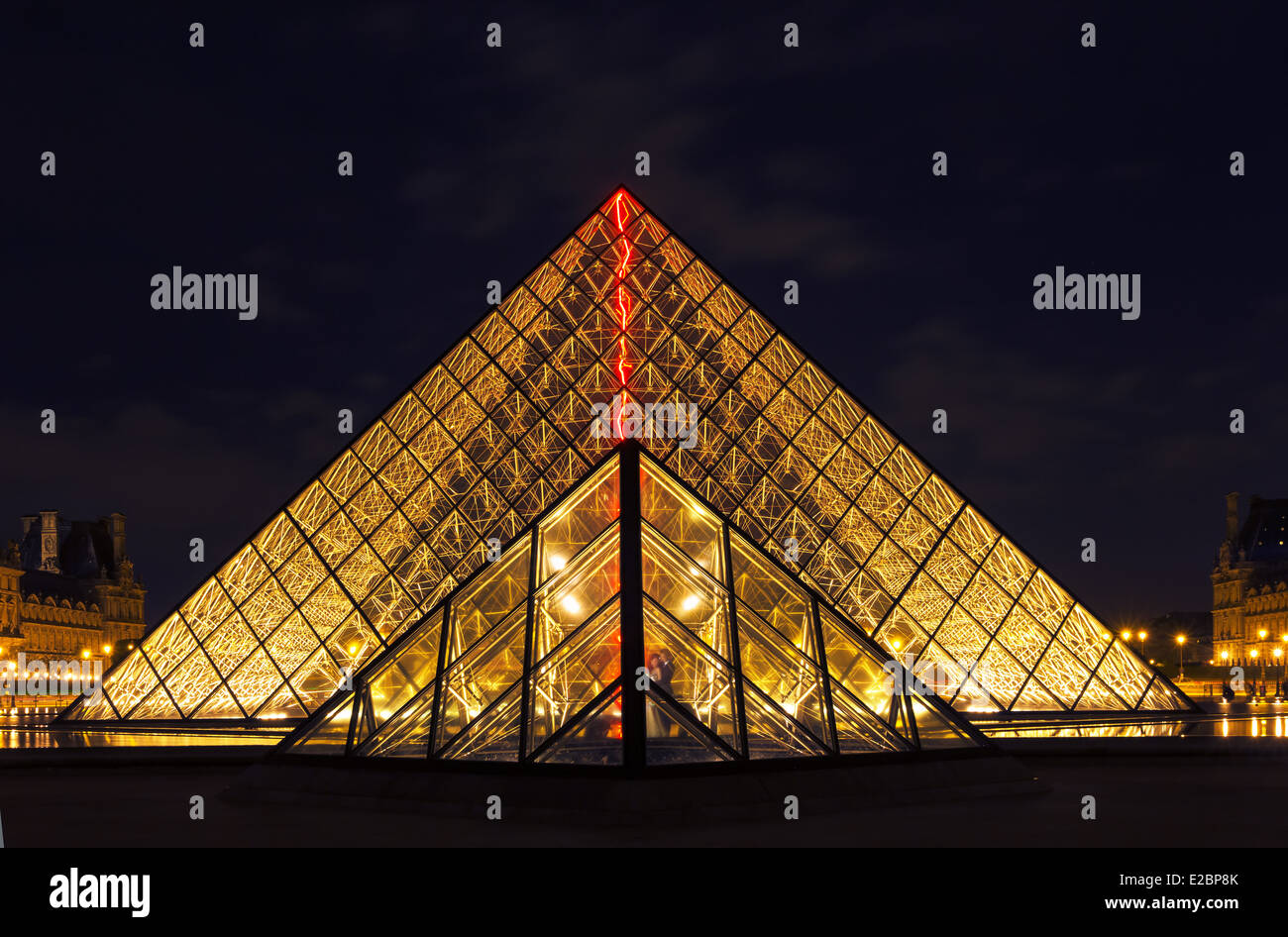 Matura in amore nei pressi della piramide del museo del Louvre a Parigi presso l'illuminazione notturna Foto Stock
