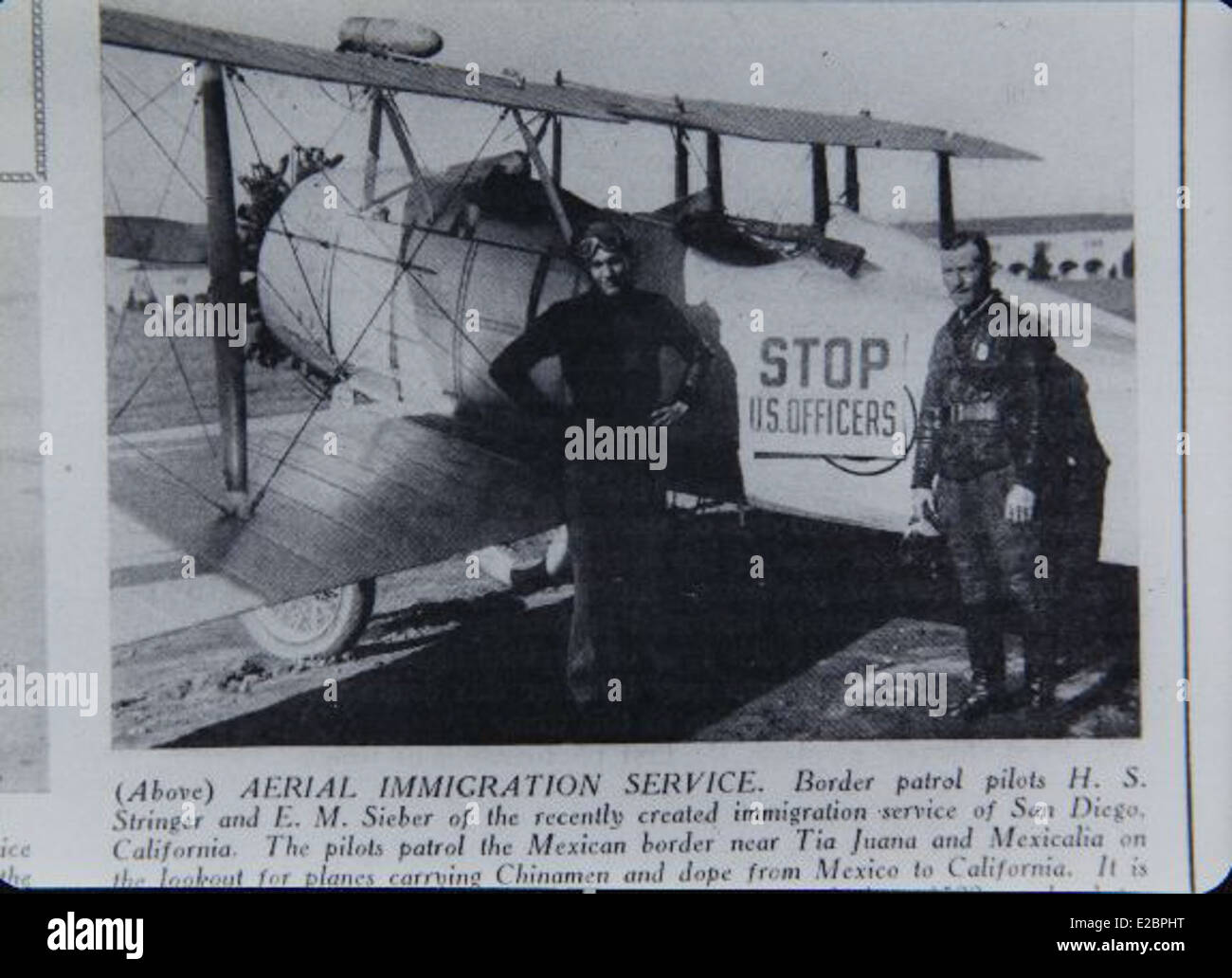 Questa foto, con H.S. Stringer, cattura un biplano dei primi anni del XX secolo, associato all'era dell'immigrazione clandestina e al ruolo svolto dagli aerei nel trasporto di persone. L'immagine evidenzia anche l'intersezione tra i problemi dell'aviazione e dell'immigrazione durante quel periodo. Foto Stock