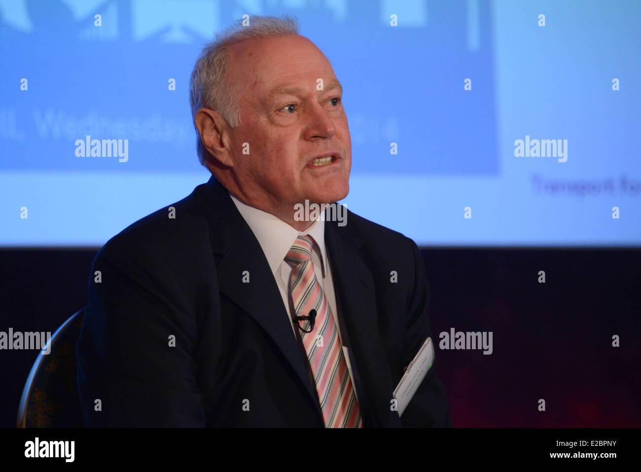 Londra, Inghilterra, 18 Giugno 2014 : Capt. Jock Lowe, Direttore, Heathrow Hub principale di discussione aeroporto promotori schema Q&A presso gli aeroporti di commissione a Stratford Old Town Hall di Londra. Foto Stock