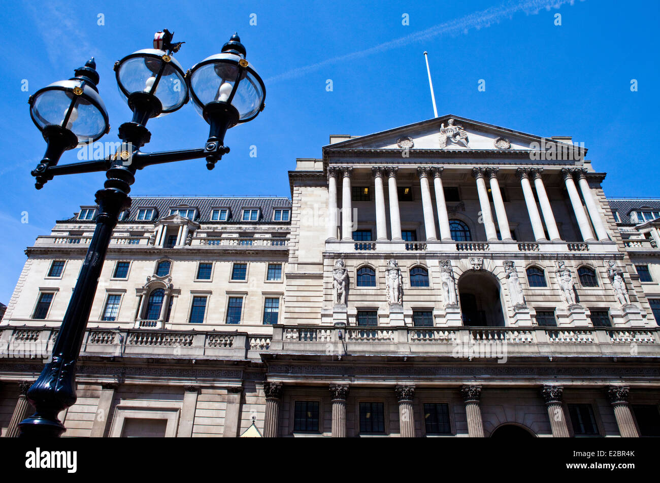 L'imponente facciata della banca di Inghilterra si trova nella City di Londra. Foto Stock