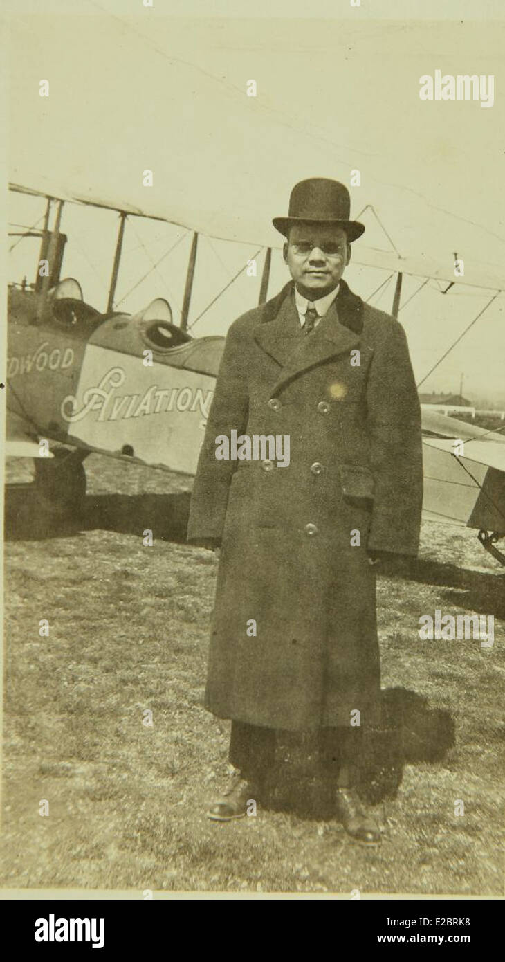 Harry Suppe fu una figura significativa nel primo settore dell'aviazione, contribuendo allo sviluppo dell'aeronautica. Il suo lavoro, documentato negli archivi SDASM, mette in evidenza il suo coinvolgimento nel progresso delle tecnologie di volo. Foto Stock