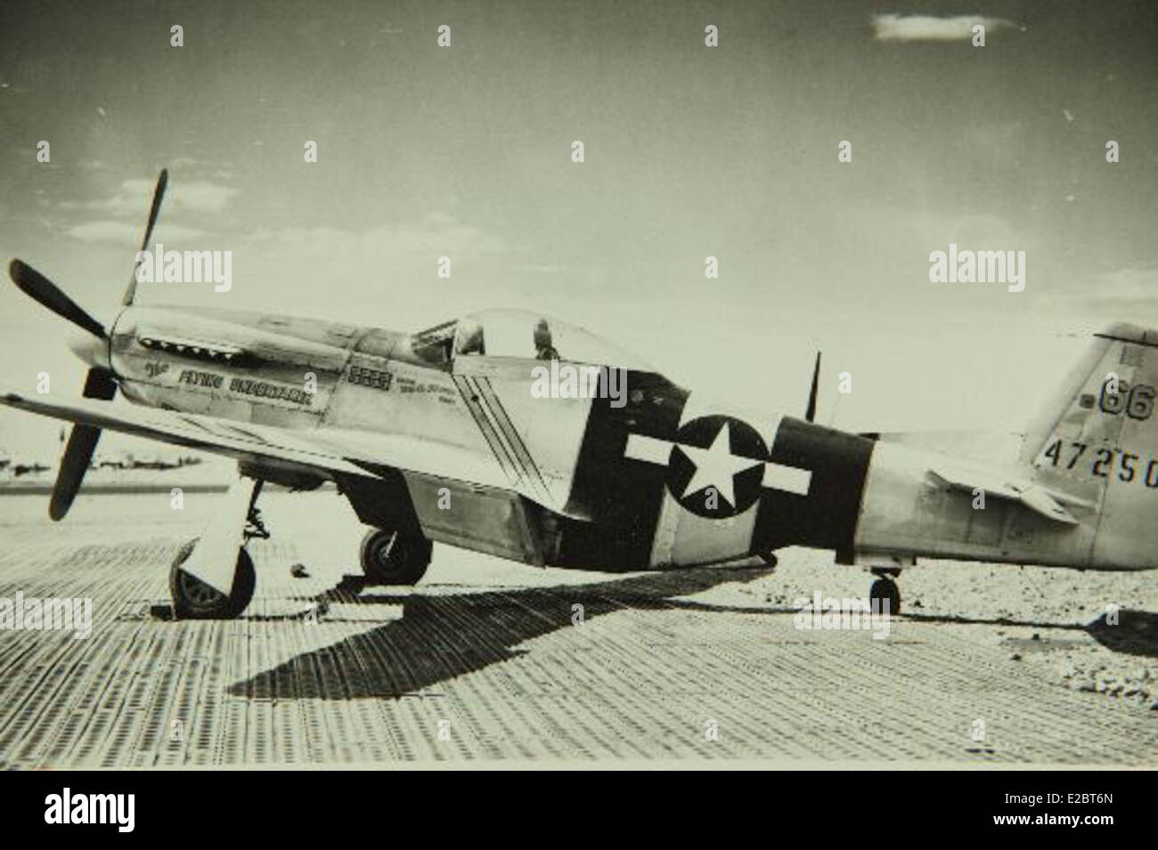 William Shomo era un pilota della U.S. Air Force noto per il suo eccezionale servizio durante la seconda guerra mondiale. Prestando servizio con distinzione, Shomo divenne una figura notevole nella storia dell'aviazione militare, contribuendo alle operazioni di combattimento aereo e fornendo la leadership nella guerra aerea. Foto Stock