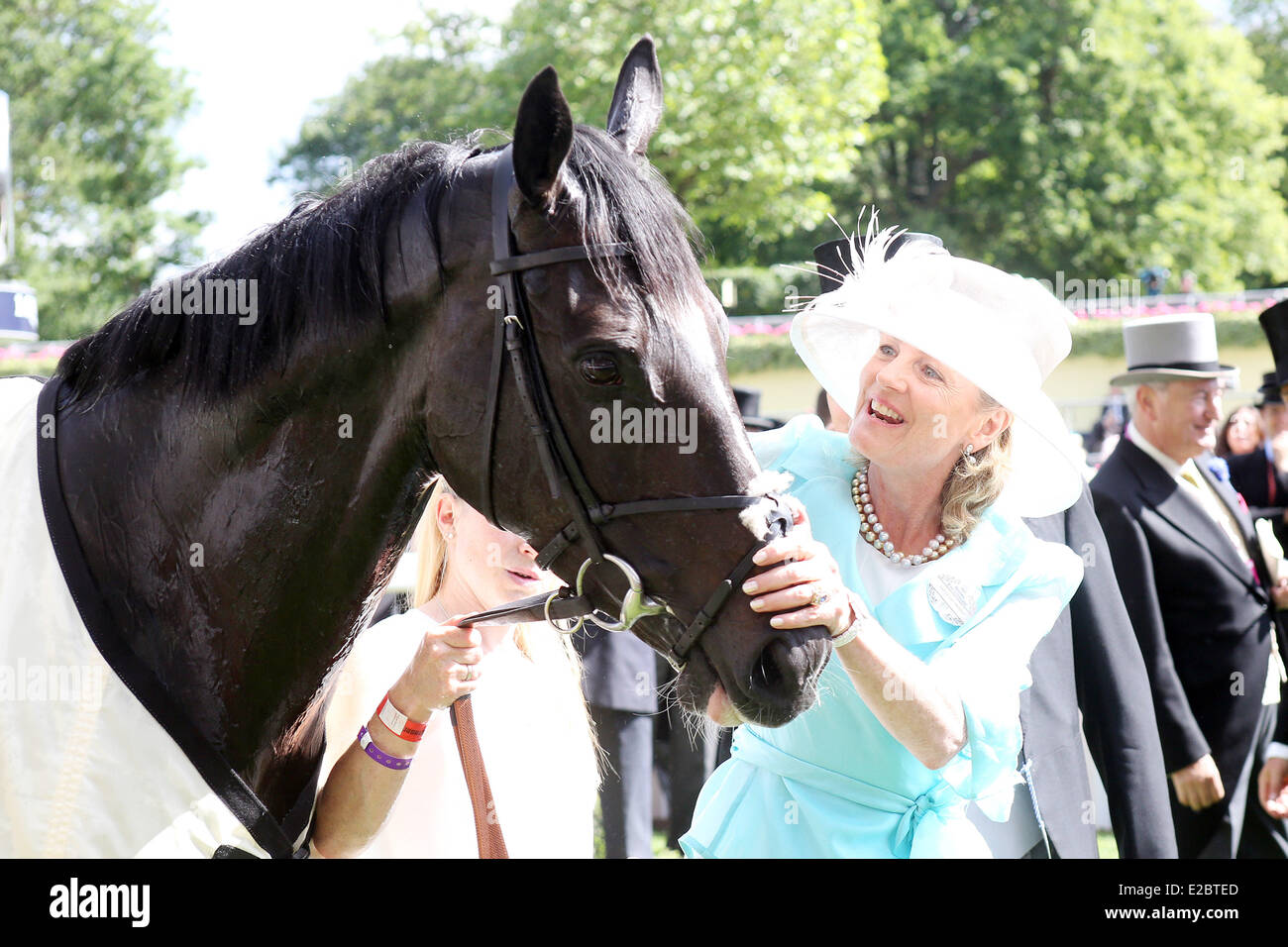 Ascot, Windsor, Regno Unito. Il 18 giugno, 2014. La fuga con Madeleine Gurdon, moglie di Sir Andrew Lloyd-Webber, dopo aver vinto il Principe di Galles di picchetti. Ascot Racecourse. (Pferd, Jockey, La Fuga, Buick, Sieg, Gurdon) 566D180614ROYALASCOT.JPG Credit: Frank Sorge/Caro /Alamy Live News Foto Stock