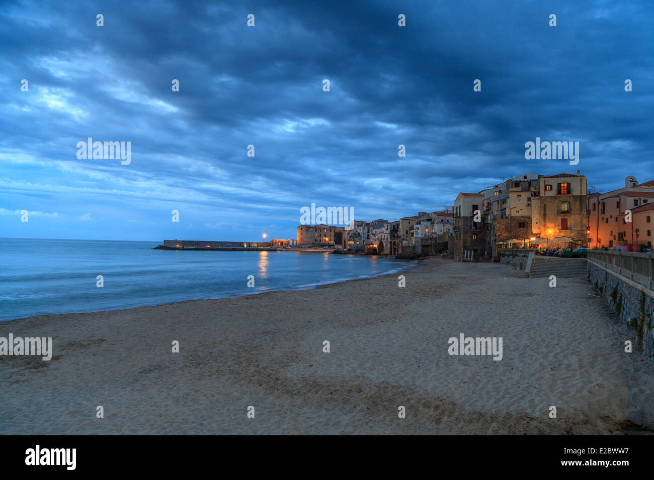 Spiaggia di Cefalù dopo il tramonto Foto Stock Spiaggia di Cefalù dopo il tramonto Foto Stock