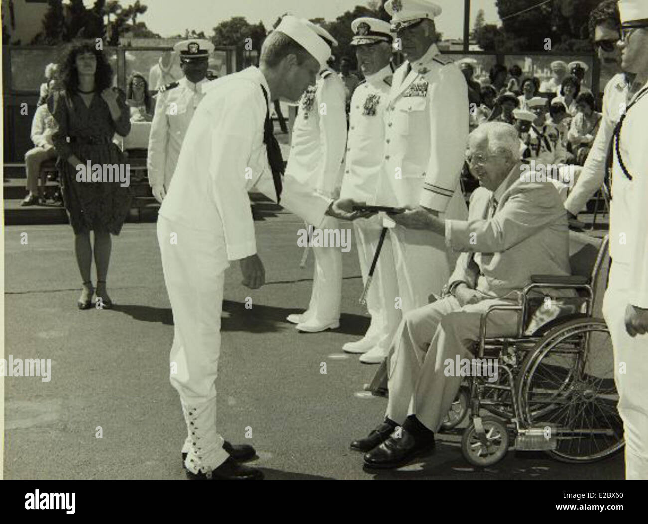 Robert Todd, esperto di aviazione e collaboratore del San Diego Air and Space Museum, è stato catturato in questa immagine, mostrando il suo lavoro e i suoi contributi all'aeronautica e alla storia del volo. Foto Stock