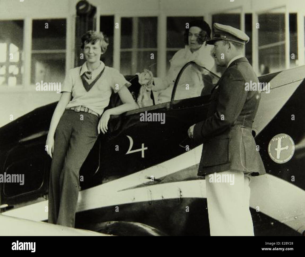 Roscoe Turner fu un aviatore americano pionieristico noto per i suoi contributi alle corse aeree e ai progressi dell'aviazione. Il suo lavoro ha contribuito a plasmare la cultura del volo e dell'aviazione all'inizio del XX secolo, in particolare attraverso eventi di corse aeree. Foto Stock