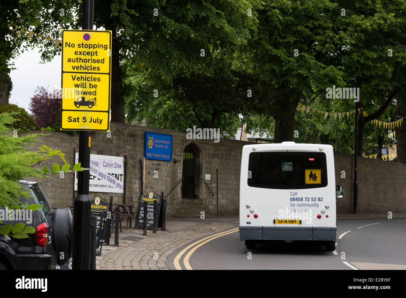 Ponte del mulino (strada a Skipton) poco prima che Le Tour de France è arrivato in città. Il passaggio di bus 'nessun arresto' segno di avvertimento per i conducenti. Inghilterra, Regno Unito. Foto Stock