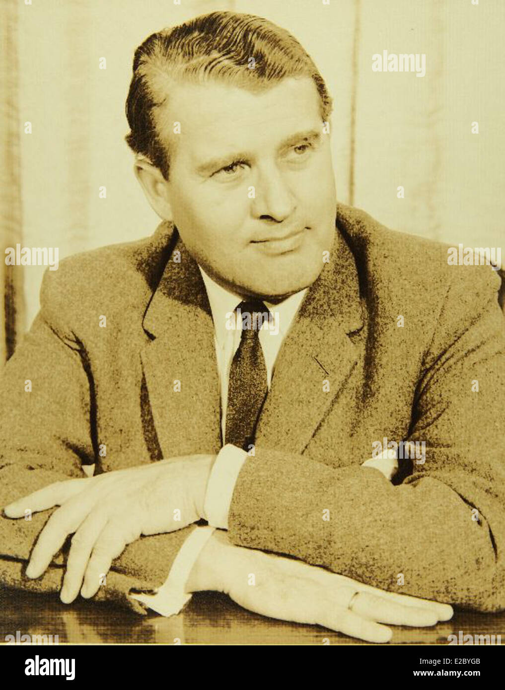 Wernher von Braun, un ingegnere aerospaziale tedesco-americano, è noto per la sua leadership nella tecnologia dei razzi. Questa immagine rappresenta il suo contributo all'esplorazione spaziale e allo sviluppo di missili, in particolare durante il programma Apollo. Foto Stock Wernher von Braun, un ingegnere aerospaziale tedesco-americano, è noto per la sua leadership nella tecnologia dei razzi. Questa immagine rappresenta il suo contributo all'esplorazione spaziale e allo sviluppo di missili, in particolare durante il programma Apollo. Foto Stock