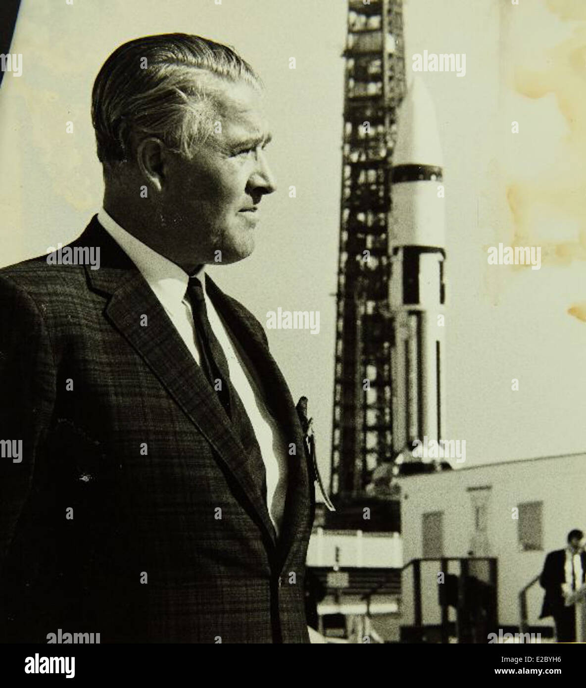 Wernher von Braun, una figura fondamentale nella storia aerospaziale, è noto per i suoi contributi alla scienza dei razzi e all'esplorazione spaziale. Il suo lavoro alla NASA e il suo primo coinvolgimento con il programma tedesco di razzi V-2 furono fondamentali per plasmare i moderni viaggi spaziali. Foto Stock