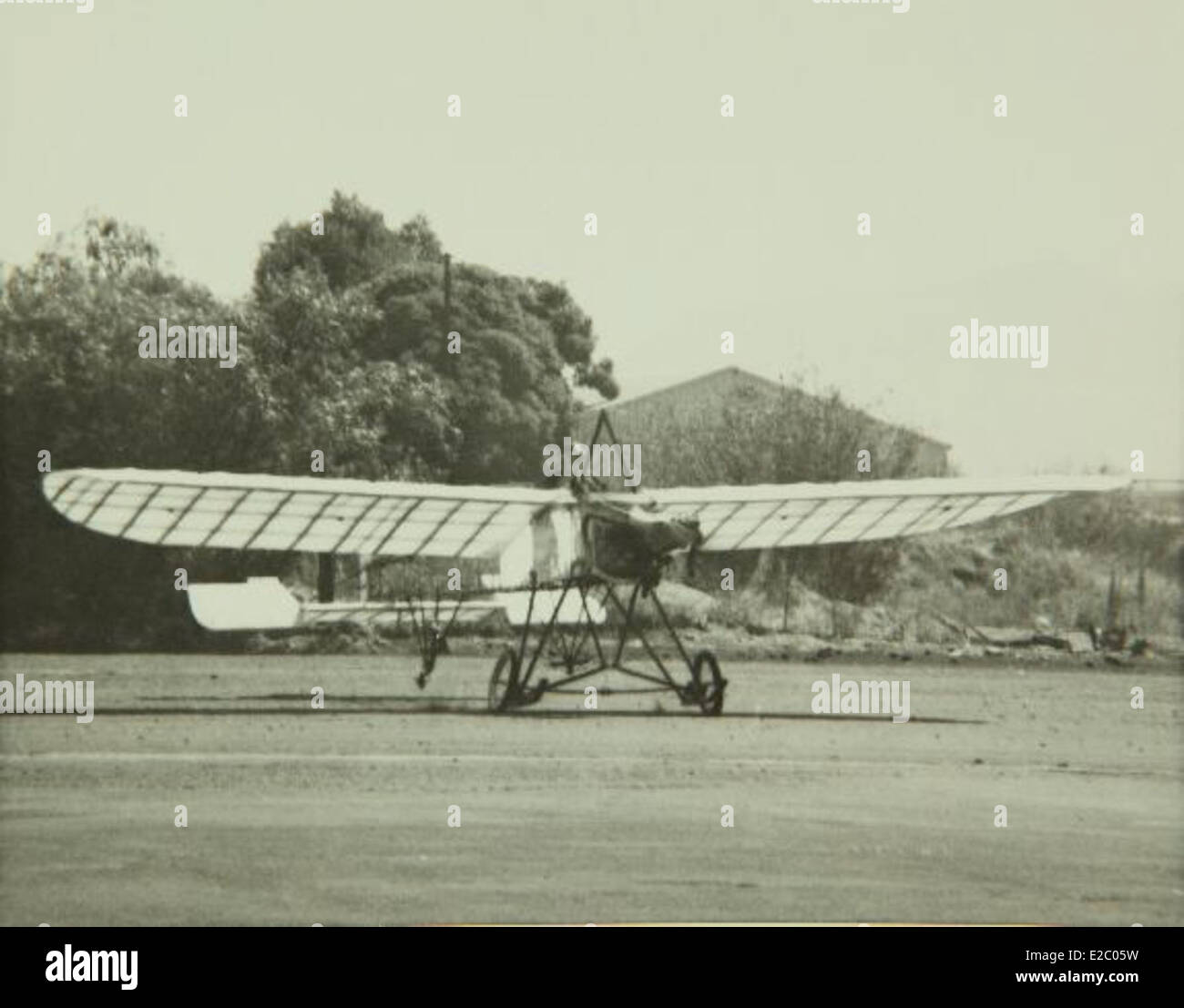Questa immagine della collezione Shirley Wardle Aviation presenta una figura chiave nell'aviazione iniziale, che mostra i suoi contributi all'aeronautica e il suo coinvolgimento nella storia dell'aviazione durante la sua epoca. Foto Stock