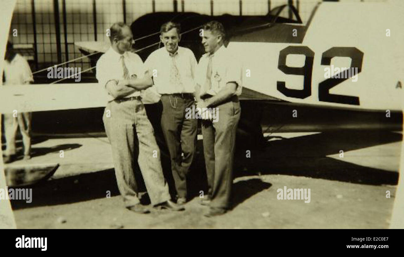 Jimmy Wedell era un famoso pilota e pioniere dell'aviazione, noto per i suoi successi nelle corse aeree all'inizio del XX secolo. Insieme ad altri importanti aviatori come James Doolittle, Wedell contribuì allo sviluppo di aerei da corsa ad alte prestazioni e al progresso della tecnologia aeronautica. Foto Stock