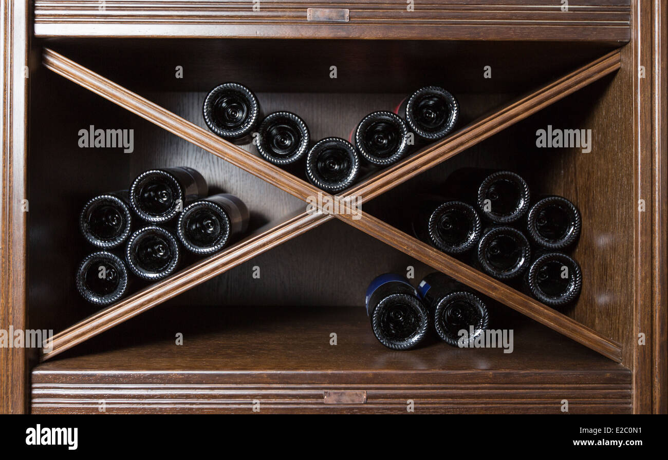 Il fondo delle bottiglie di vino su un ripiano della cantina dei vini Foto Stock