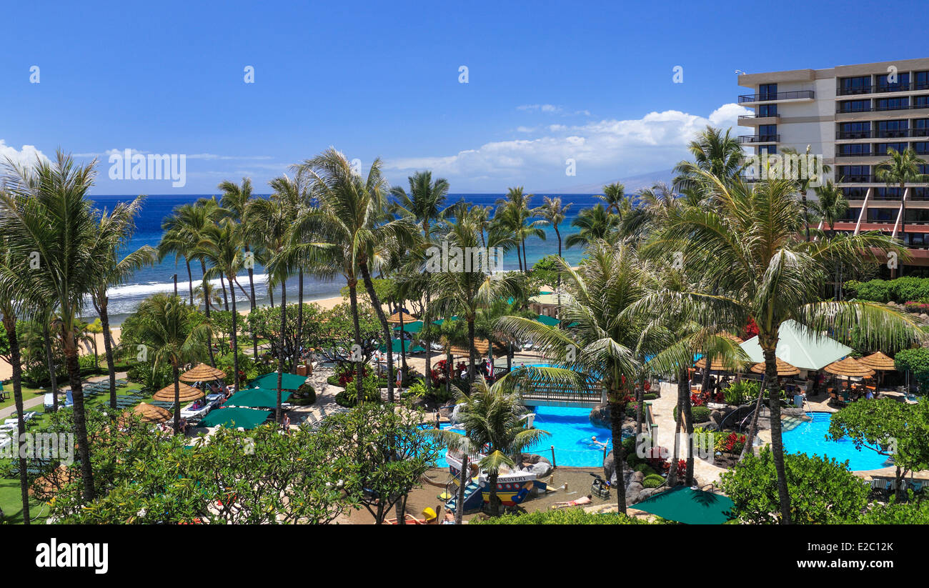 Piscine e giardini paesaggistici al Marriott's Maui Ocean Club dalla passeggiata sulla spiaggia di Kaanapali Beach Foto Stock