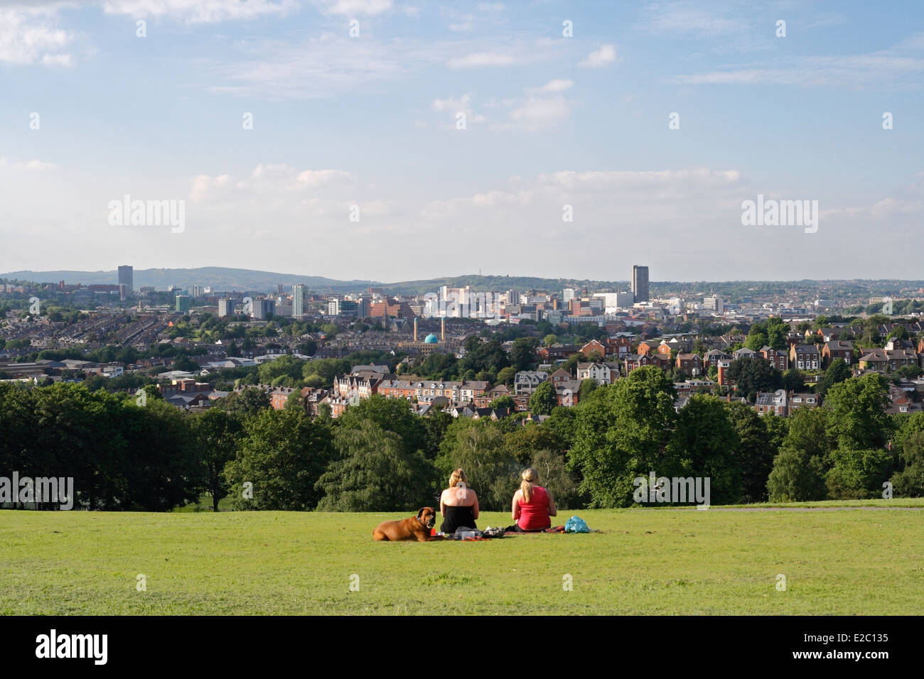 Due donne si godono la vista panoramica dello skyline della città di Sheffield dal Meersbrook Park, Inghilterra, Inghilterra, Inghilterra, paesaggio urbano inglese, città più verde panoramica Foto Stock