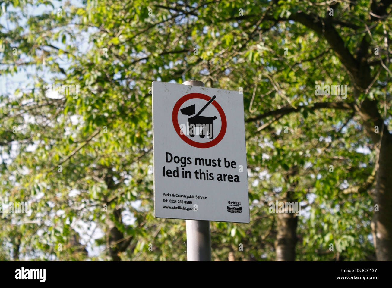 I cani devono essere accompagnati in questa zona con l'insegna Parkland UK Foto Stock