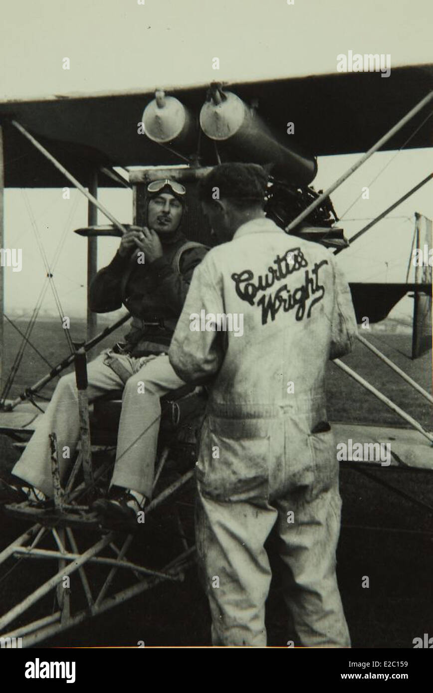 Questa immagine raffigura al Wilson, un aviatore noto per i suoi contributi all'aviazione precoce, come catturato negli archivi del San Diego Air and Space Museum. I successi di Wilson contribuirono a plasmare il campo dell'aeronautica e del volo. Foto Stock