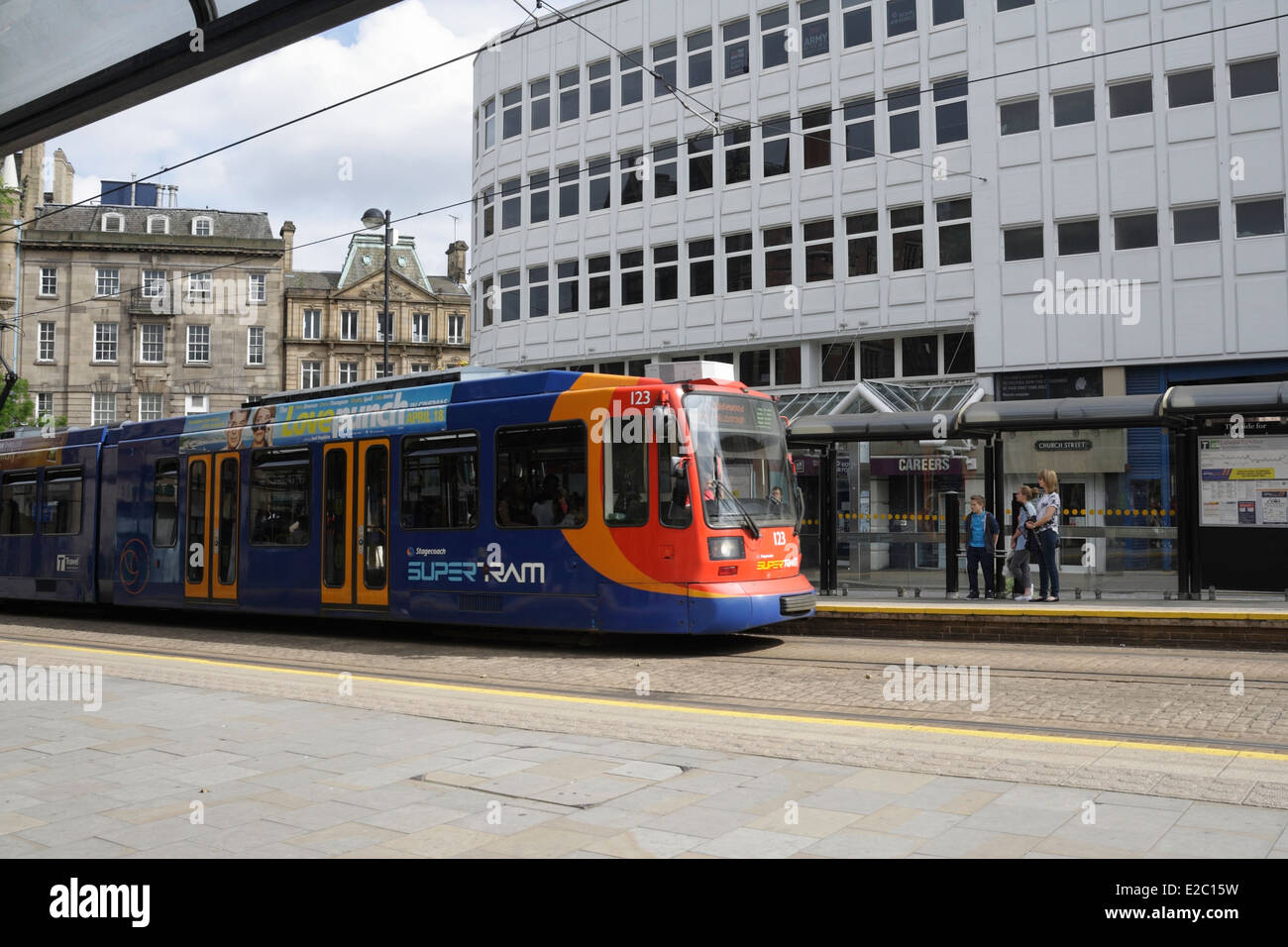 Sheffield Supertram che arriva alla stazione della cattedrale nel centro della città, Inghilterra, Regno Unito Foto Stock
