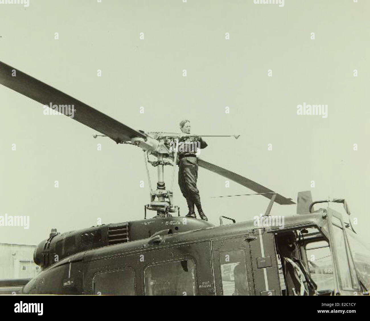 Sally Woolfolk fu una figura notevole nel primo settore dell'aviazione. Questa foto mette in evidenza il suo contributo nel campo dell'aeronautica, con un'enfasi sul suo ruolo nell'avanzamento della tecnologia di volo. Foto Stock