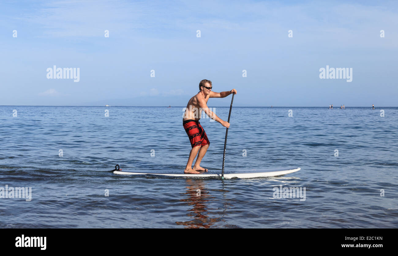 L'uomo stand up paddling at Wailea Beach a Maui Foto Stock