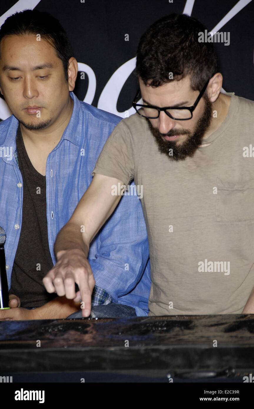 Los Angeles, CA, Stati Uniti d'America. Il 18 giugno, 2014. Joe Hahn, Brad Delson alla cerimonia di induzione per chitarra Centro Inducts RockWalk Linkin Park, Sunset Boulevard, Los Angeles, CA 18 Giugno 2014. Credito: Michael Germana/Everett raccolta/Alamy Live News Foto Stock