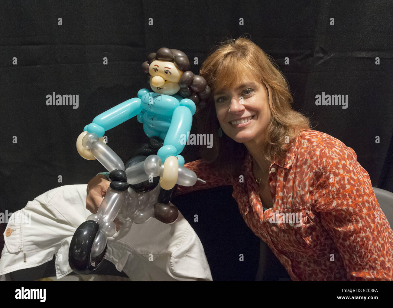 Città Giardino, New York, Stati Uniti d'America. 14 Giugno, 2014. Attrice CATHERINE MARY STEWART pone con un palloncino ragazza in sella a una motocicletta in eterno con il Long Island Comic Con la cultura Pop Expo che si terrà presso la Culla del Museo dell'aviazione. Stewart cavalcava un motociclo in zombie movie notte della cometa. © Ann Parry/ZUMA filo/ZUMAPRESS.com/Alamy Live News Foto Stock