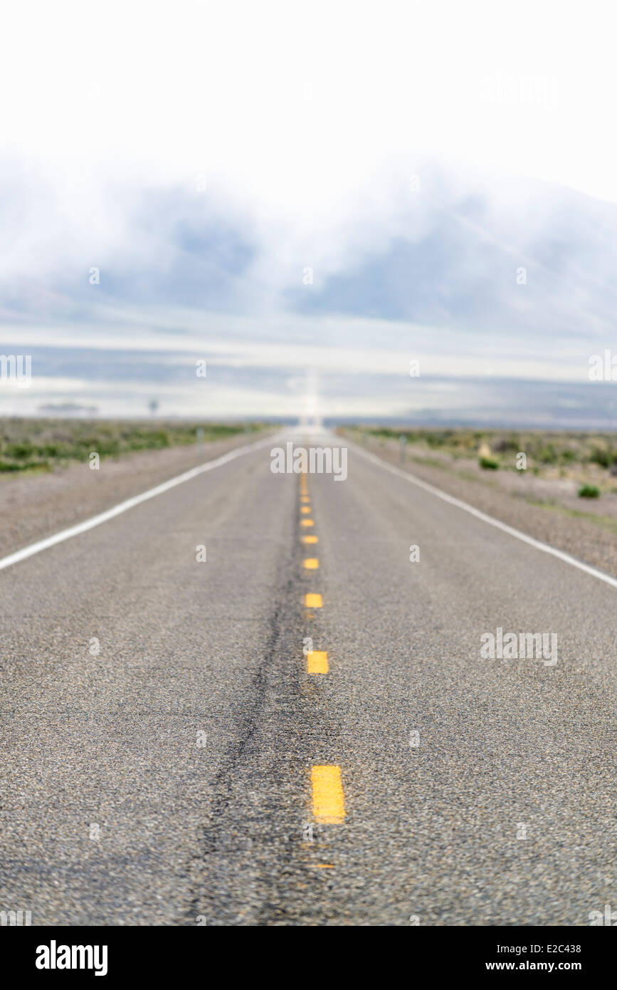 Strada desolata nel deserto del Nevada. Foto Stock