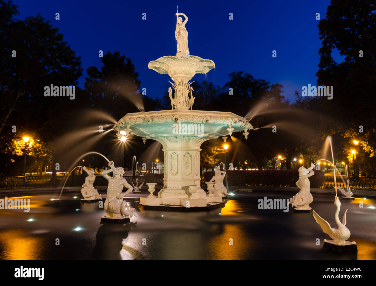 Forsyth park Fontana di notte a Savannah, Georgia Foto Stock