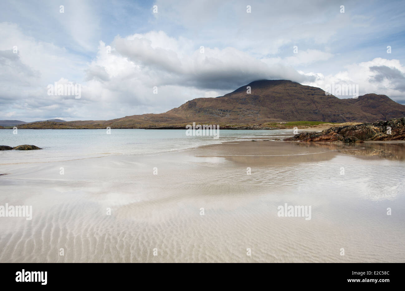 Spiaggia di Glassillaun Connemara Irlanda dominato da Mweelrea Foto Stock