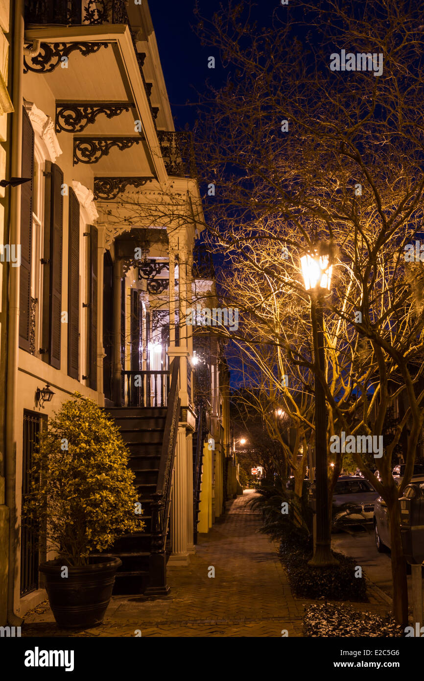 Case a schiera di notte nel quartiere storico di Savannah, Georgia Foto Stock