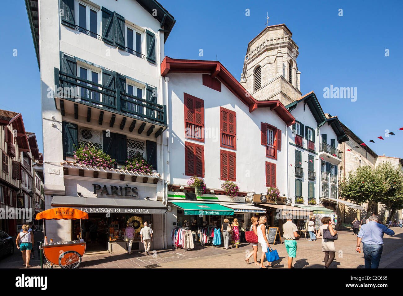 Francia, Pirenei Atlantiques, Paese Basco, Saint Jean de Luz, strada pedonale e torre campanaria chiesa di Saint Jean Baptiste Foto Stock