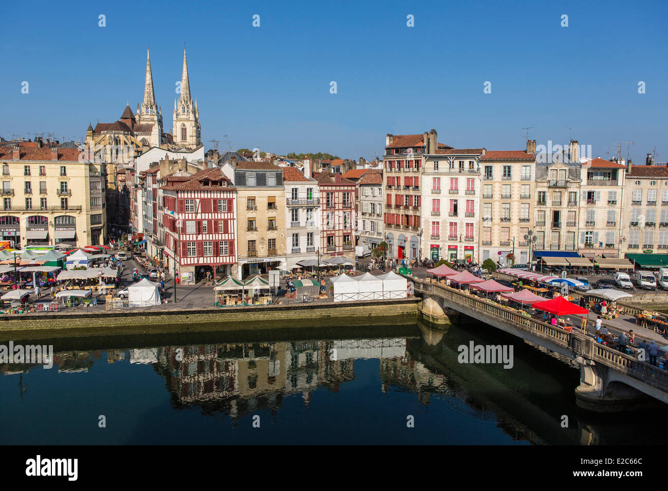 Francia, Pirenei Atlantiques, Bayonne, quai Amiral Dubourdieu, architettura tradizionale sul fiume Nive banche e le frecce della cattedrale Santa Caterina, giorno di mercato Foto Stock