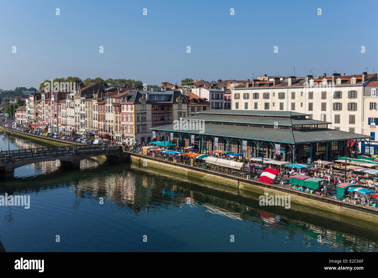 Francia, Pirenei Atlantiques, Bayonne, quai Amiral Dubourdieu, giorno di mercato, Les Halles su Nive fiume Foto Stock