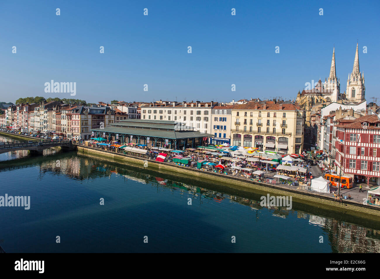 Francia, Pirenei Atlantiques, Bayonne, quai Amiral Dubourdieu, giorno di mercato, architettura tradizionale su Nive sponde fluviali e Foto Stock