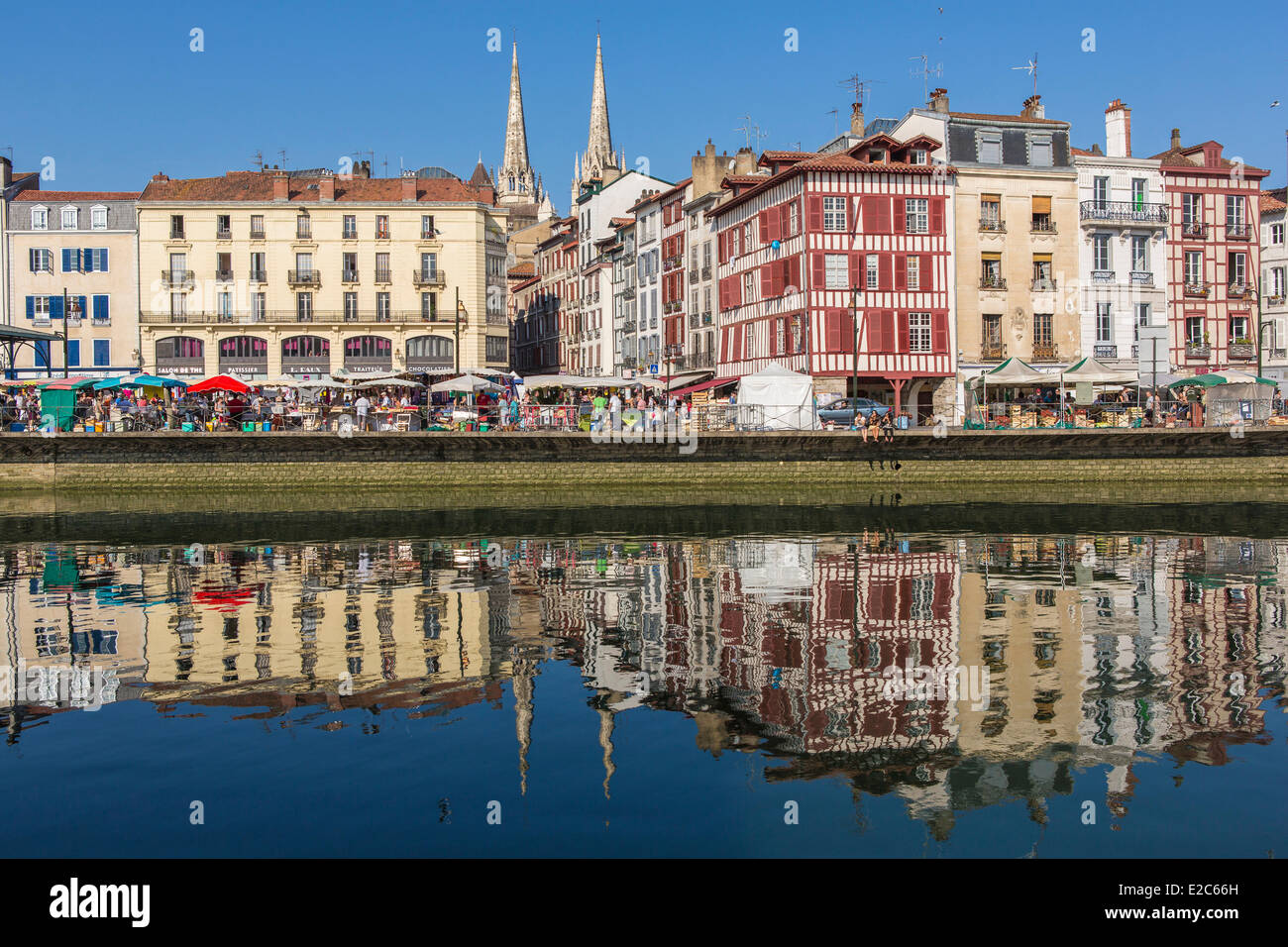 Francia, Pirenei Atlantiques, Bayonne, quai Amiral Dubourdieu, architettura tradizionale sul fiume Nive banche e le frecce della cattedrale Santa Caterina, giorno di mercato Foto Stock