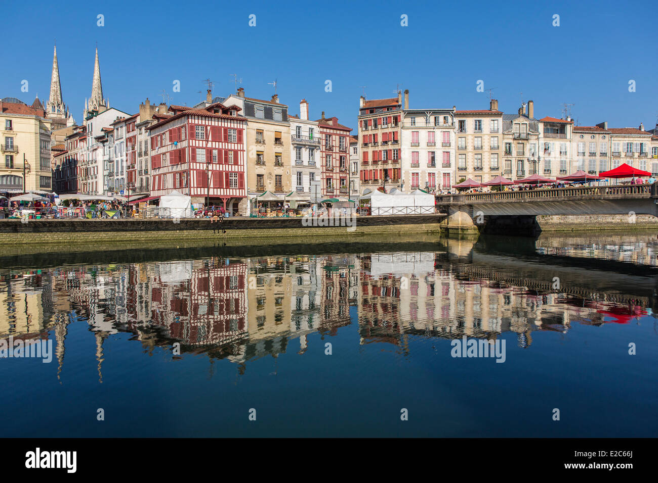 Francia, Pirenei Atlantiques, Bayonne, quai Amiral Dubourdieu, architettura tradizionale sul fiume Nive banche e le frecce della cattedrale Santa Caterina, giorno di mercato Foto Stock