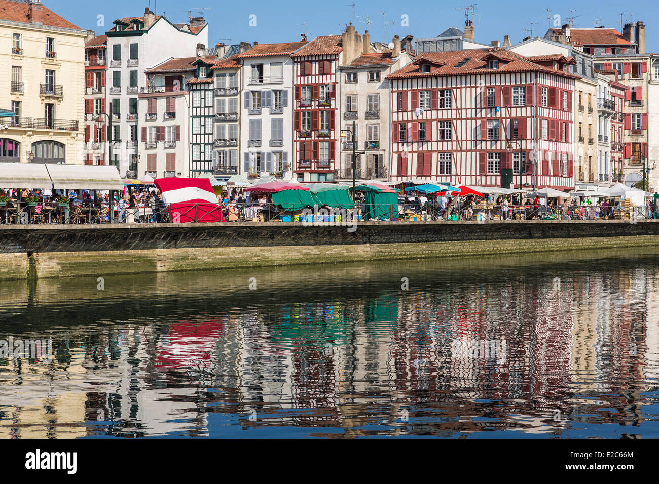 Francia, Pirenei Atlantiques, Bayonne, quai Amiral Dubourdieu, architettura tradizionale sul fiume Nive banche, giorno di mercato Foto Stock
