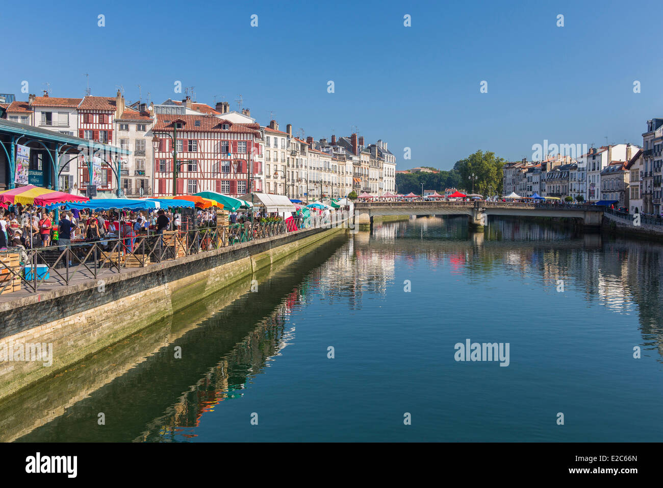 Francia, Pirenei Atlantiques, Bayonne, quai Amiral Dubourdieu, architettura tradizionale sul fiume Nive banche, giorno di mercato Foto Stock